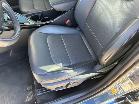 Used 2023 Kia Niro SX Touring image 13