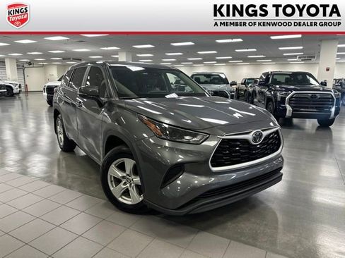 Used 2023 Toyota Highlander L FWD image 1