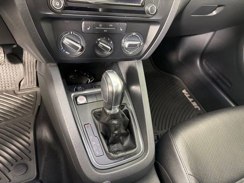Used 2017 Volkswagen Jetta SE image 18