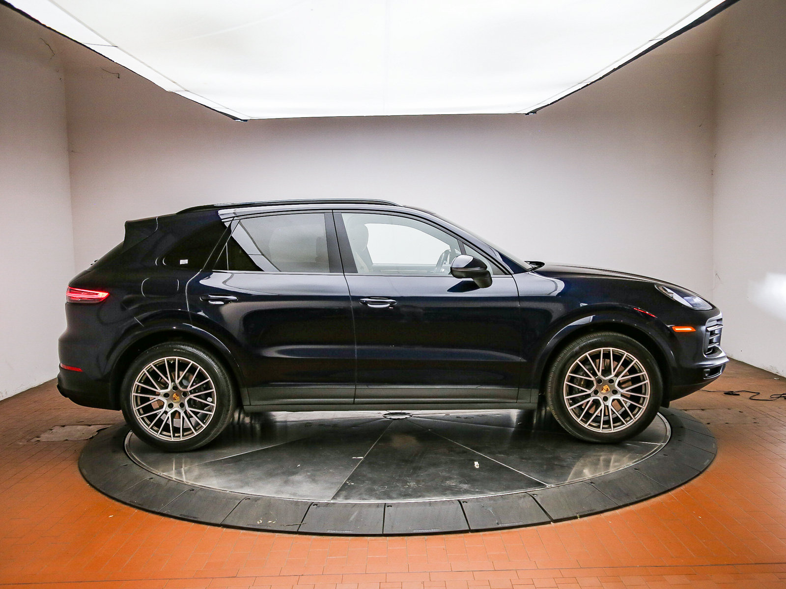 Certified 2023 Porsche Cayenne Platinum Edition AWD/4WD image 8