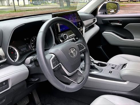 Used 2025 Toyota Highlander XLE FWD image 14