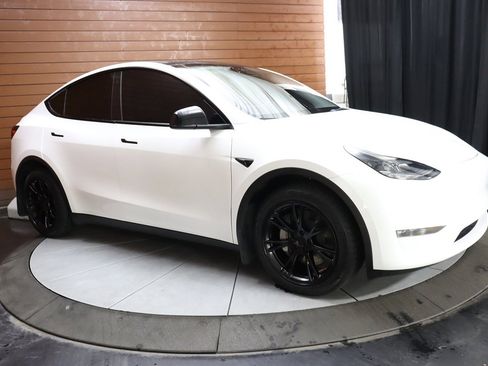 Used 2022 Tesla Model Y Long Range image 9