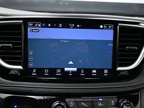 Used 2025 Chrysler Pacifica Limited FWD image 19