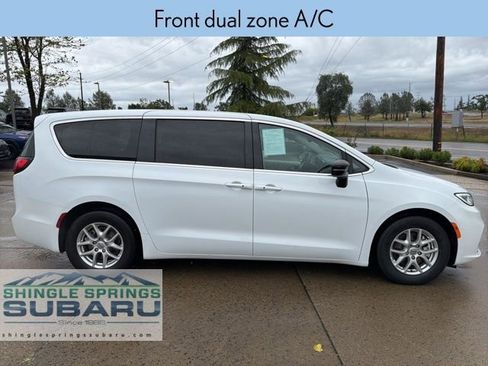 Used 2024 Chrysler Pacifica Touring-L image 3