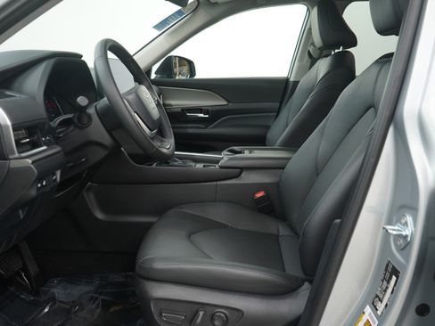 Used 2025 Toyota Grand Highlander AWD image 25