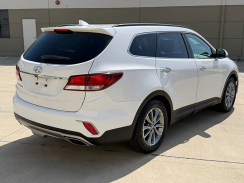Used 2017 Hyundai Santa Fe SE FWD image 5