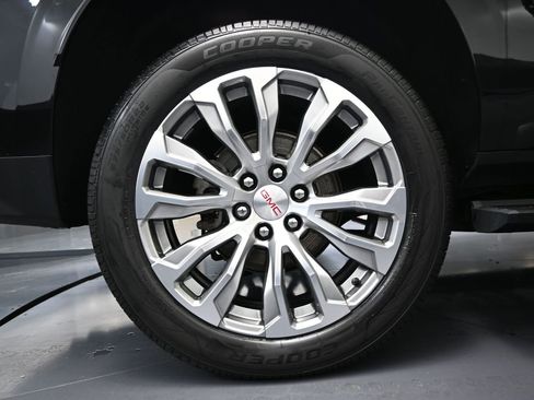 Used 2023 GMC Yukon XL Denali image 15