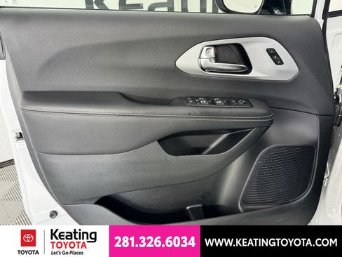 Used 2025 Chrysler Pacifica Limited FWD image 11