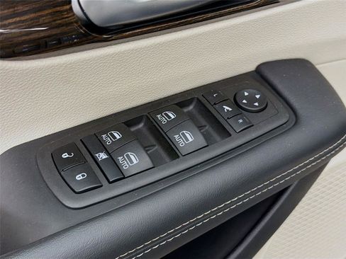Used 2023 Chrysler Pacifica Limited FWD image 20