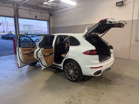Used 2015 Porsche Cayenne Diesel AWD/4WD image 10