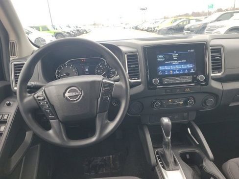 Used 2023 Nissan Frontier SV image 3