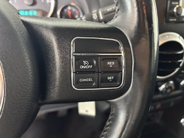 Used 2015 Jeep Wrangler Unlimited Sahara w/ Connectivity Group AWD/4WD image 17
