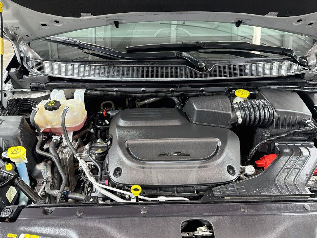 Used 2024 Chrysler Pacifica Touring-L FWD image 32