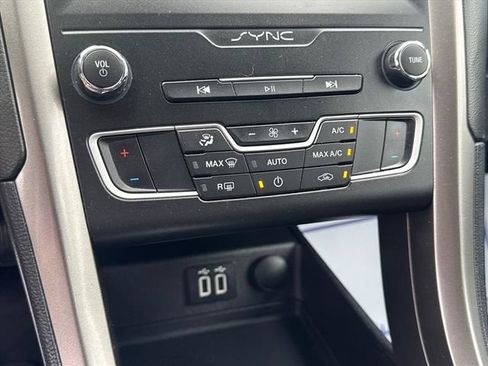 Used 2019 Ford Fusion SE FWD image 20