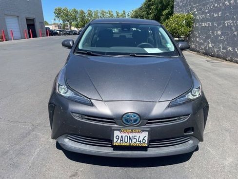 Used 2020 Toyota Prius LE image 2
