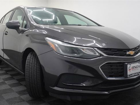 Used 2017 Chevrolet Cruze LT w/ Convenience Package FWD image 10