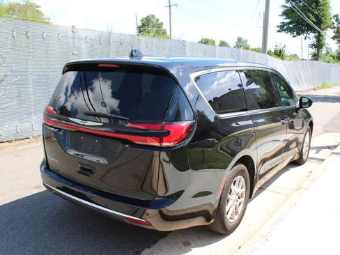 Used 2025 Chrysler Pacifica Select FWD image 5