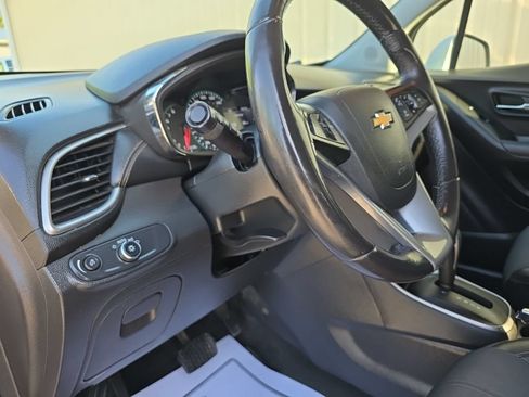 Used 2019 Chevrolet Trax LT w/ LT Convenience Package FWD image 14