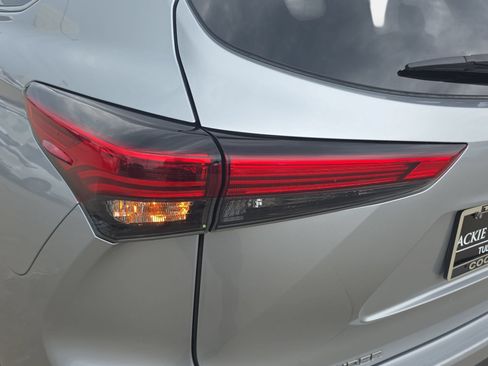 Used 2022 Toyota Highlander XLE AWD/4WD image 33