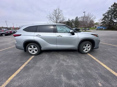Used 2022 Toyota Highlander LE AWD/4WD image 2