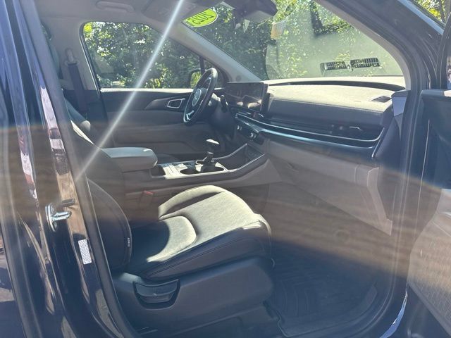 Used 2025 Kia Carnival FWD image 36