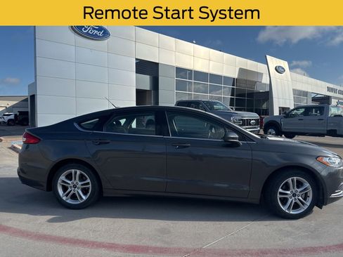 Used 2018 Ford Fusion SE w/ Fusion SE Technology Package image 2