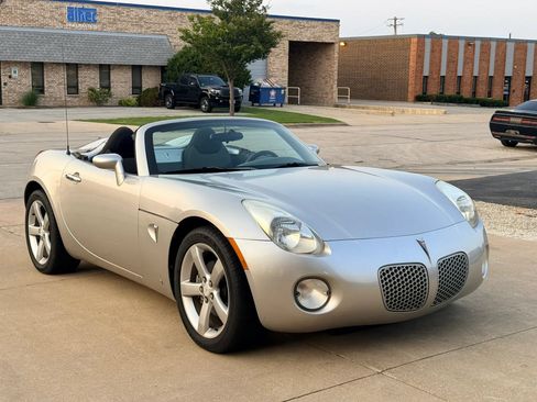 Used 2007 Pontiac Solstice Convertible RWD image 3