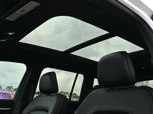 Used 2025 Jeep Grand Cherokee Limited w/ Black Appearance Package image 9