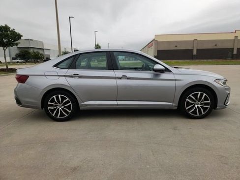 Used 2025 Volkswagen Jetta SE FWD image 4