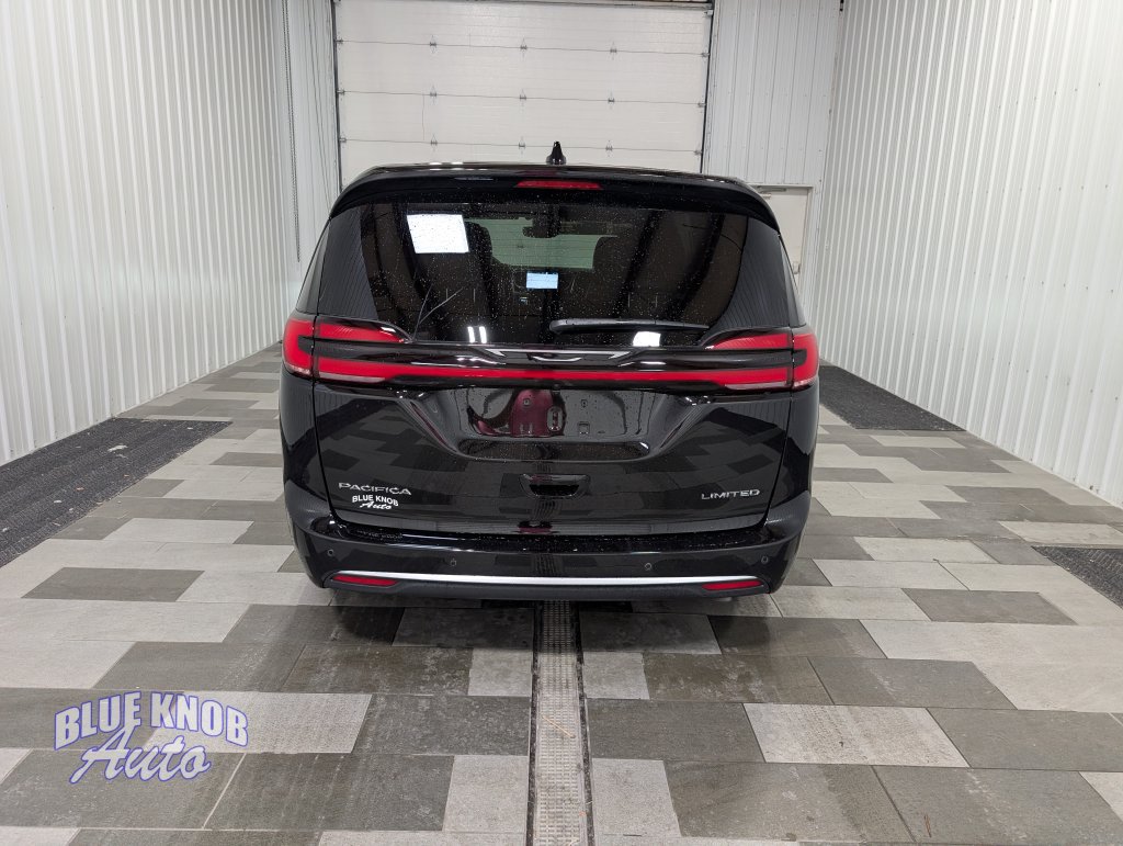 Used 2027 Chrysler Pacifica Limited FWD image 3