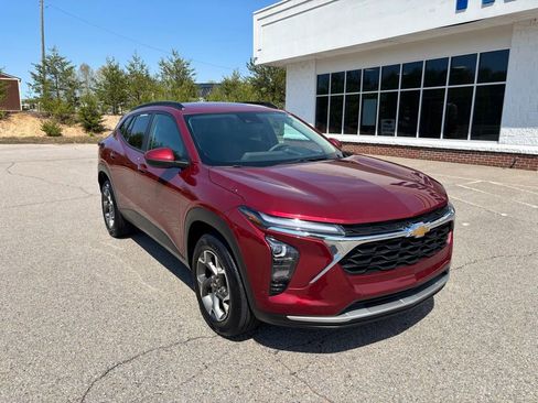 Used 2025 Chevrolet Trax LT image 2