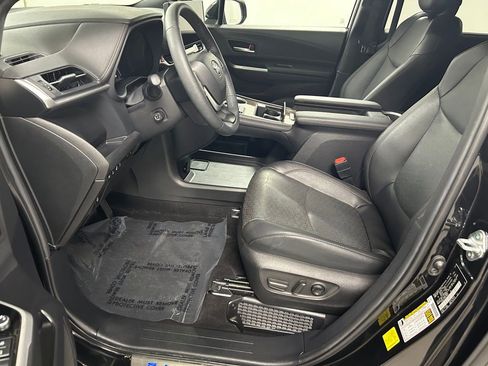 Used 2025 Toyota Sienna Platinum AWD/4WD image 12