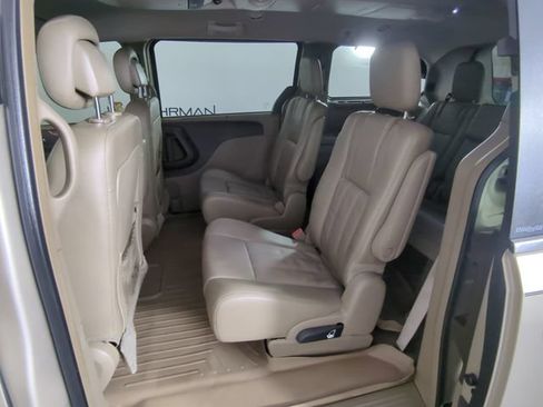 Used 2013 Chrysler Town & Country Touring FWD image 20