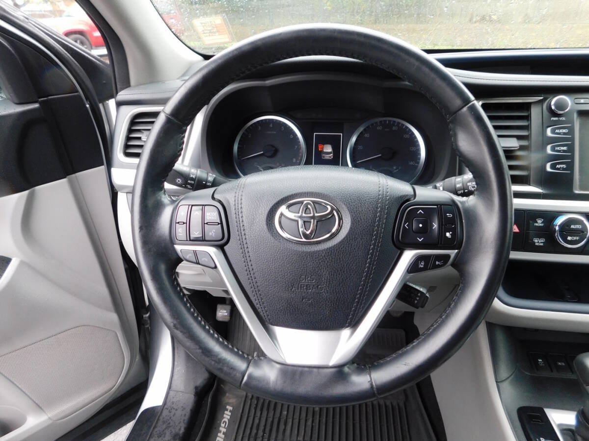 Used 2017 Toyota Highlander Plus w/ Carpet Mat Package FWD image 11