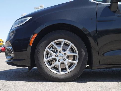 Used 2023 Chrysler Pacifica Touring-L FWD image 7