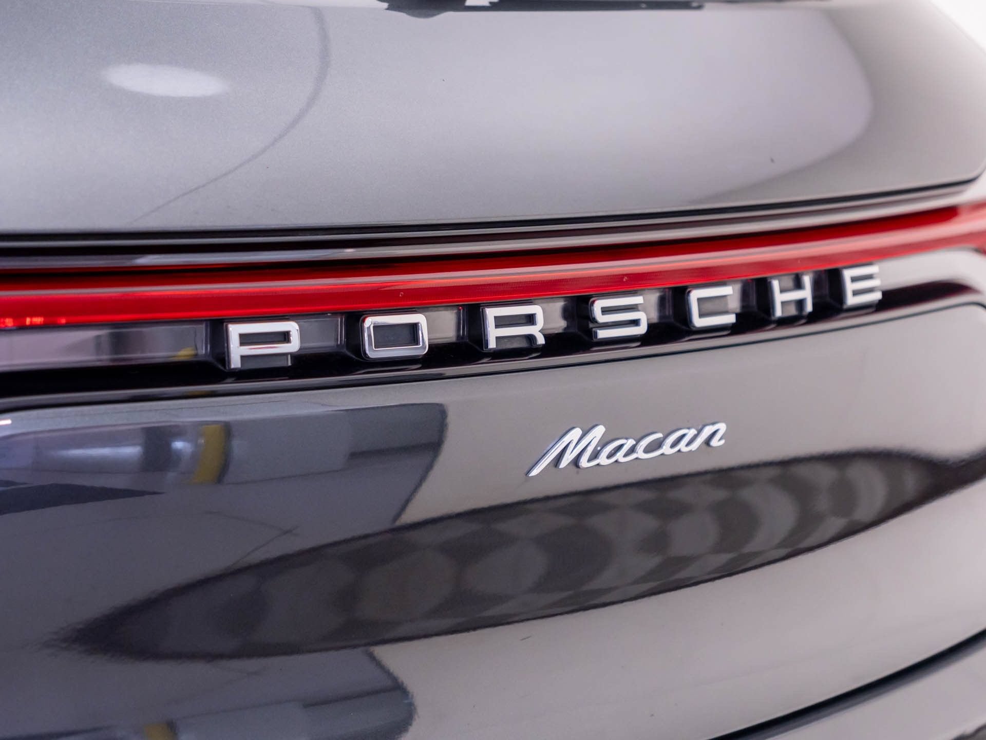 Used 2024 Porsche Macan AWD/4WD image 35