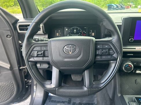 Certified 2025 Toyota Tacoma SR5 AWD/4WD image 15
