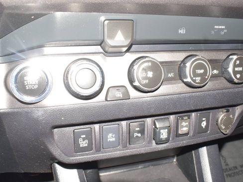 Used 2019 Toyota Tacoma TRD Off-Road w/ Technology Package AWD/4WD image 33