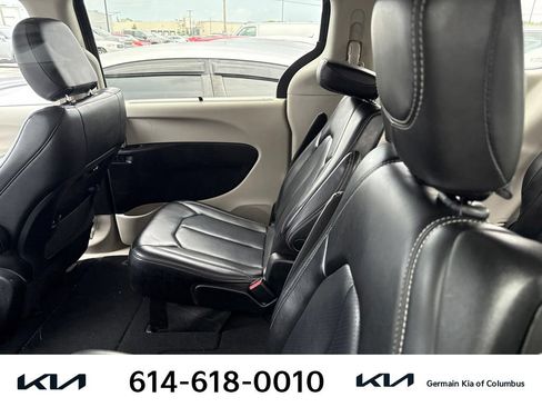 Used 2023 Chrysler Pacifica Touring-L FWD image 9