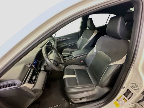Used 2025 Toyota Camry SE FWD image 13
