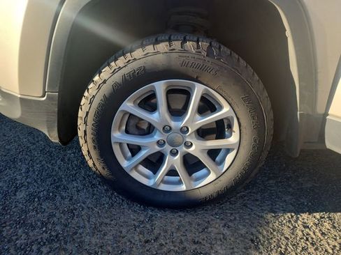 Used 2015 Jeep Cherokee Latitude image 29