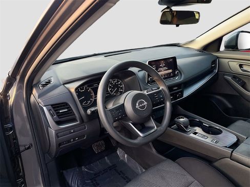 Used 2024 Nissan Rogue SV image 9