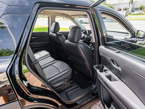 Used 2025 Nissan Pathfinder SL AWD/4WD image 39