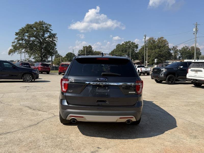 Used 2017 Ford Explorer XLT w/ Equipment Group 202A FWD image 4