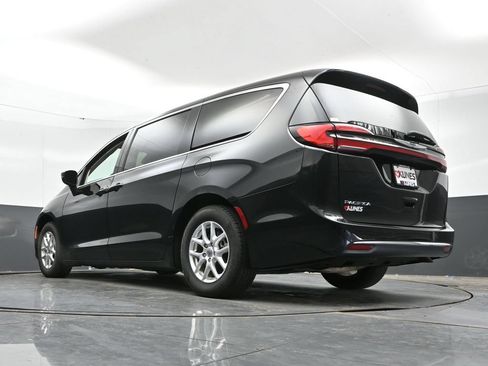 Used 2023 Chrysler Pacifica Touring-L FWD image 47