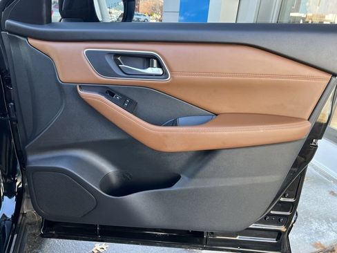 Used 2024 Nissan Rogue Platinum w/ Platinum Premium Package image 13