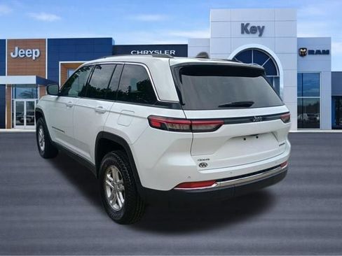 Used 2023 Jeep Grand Cherokee Laredo w/ Luxury Tech Group I AWD/4WD image 3