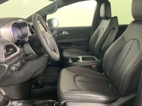 New 2026 Chrysler Pacifica Select image 10