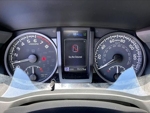 Used 2022 Toyota Tacoma TRD Off-Road AWD/4WD image 24