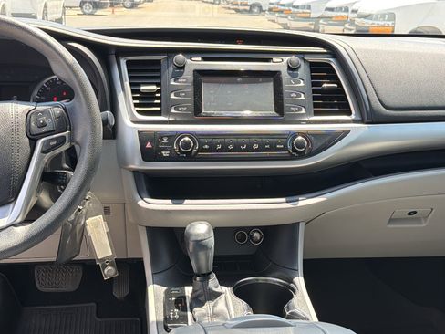 Used 2016 Toyota Highlander Plus FWD image 28